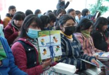 Entregan libros a niñas, niños y adolescentes Ralámuli (Rarámuri) con textos que fomentan la lectura y escritura en idiomas originarios