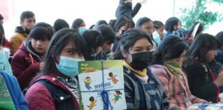 Entregan libros a niñas, niños y adolescentes Ralámuli (Rarámuri) con textos que fomentan la lectura y escritura en idiomas originarios