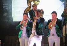 Los Recoditos arman la fiesta en el Teatro del Pueblo