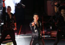 Llueven flores a Carlos Rivera en el Palenque