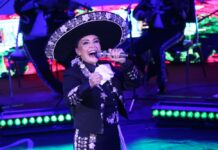 Aída Cuevas recibe el amor de Chihuahua en el Palenque de la Feria de Santa Rita