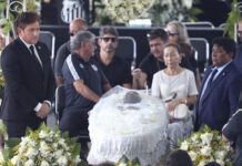La despedida a Pelé: miles de fanáticos le brindan el último adiós a la leyenda de Brasil en el estadio del Santos