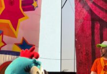 Divierte a niños La Gallina Pintadita en la Feria de Santa Rita
