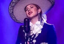 Nora González, la cantante que se encargo de abrir el concierto de Elefante en el Teatro del Pueblo
