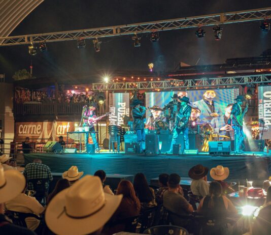 Se vuelcan chihuahuenses al Teatro del Pueblo de EXPOGAN